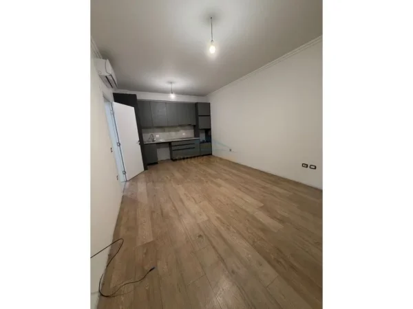 Apartament 1+1 Me Qira në Komunën e Parisit, Tiranë