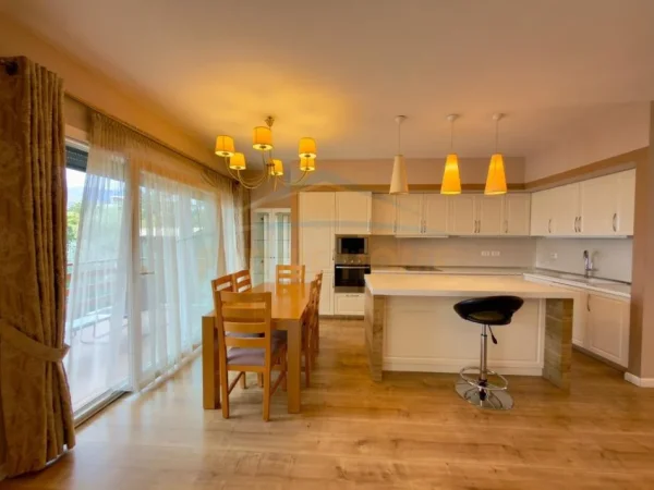 Tirane, jepet me qera apartament 3+1 Kati 2, 155 m² 1.400 € (Long Hill Residence)