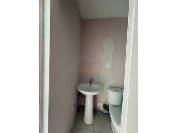 Tirane, jepet me qera ambjent biznesi Kati 0, 20 m² 260 € (Ish parku autobuzave)