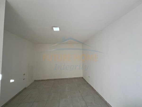 Tirane, jepet me qera ambjent biznesi Kati 0, 20 m² 260 € (Ish parku autobuzave)