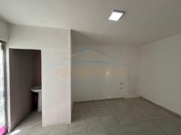 Tirane, jepet me qera ambjent biznesi Kati 0, 20 m² 260 € (Ish parku autobuzave)