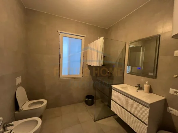 Tirane, jepet me qera apartament 2+1 Kati 8, 99 m² 600 € (Univers City)