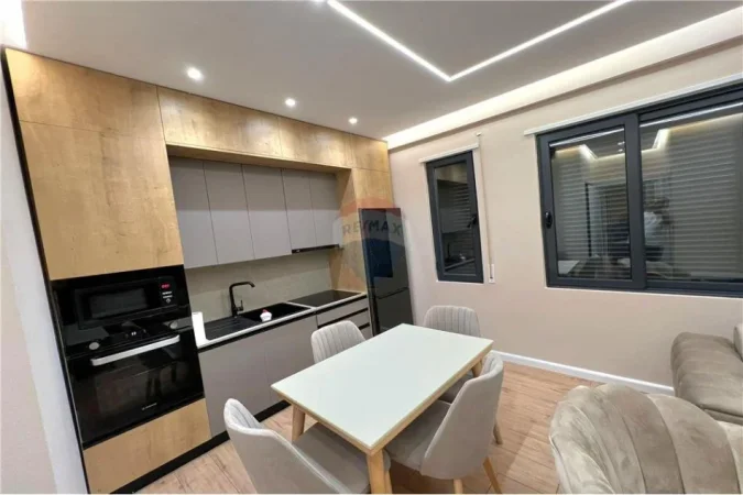 Vlore - Lungomare, shitet apartament 1+1 Kati 4, 60 m² 135.000 € (Rruga Dhimitër Konomi, Vlore)