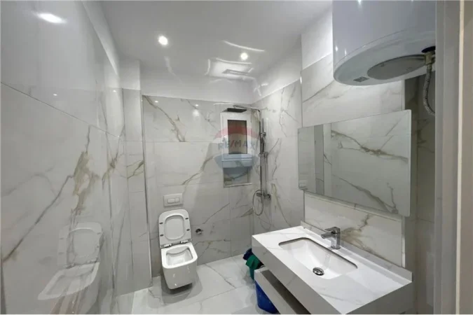 Vlore - Lungomare, shitet apartament 1+1 Kati 4, 60 m² 135.000 € (Rruga Dhimitër Konomi, Vlore)