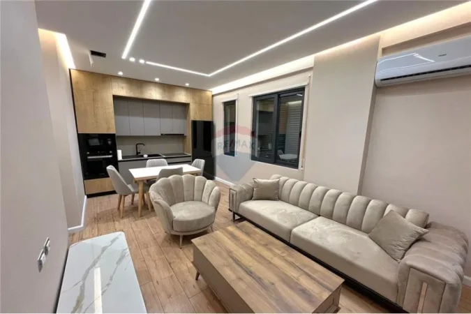 Vlore - Lungomare, shitet apartament 1+1 Kati 4, 60 m² 135.000 € (Rruga Dhimitër Konomi, Vlore)