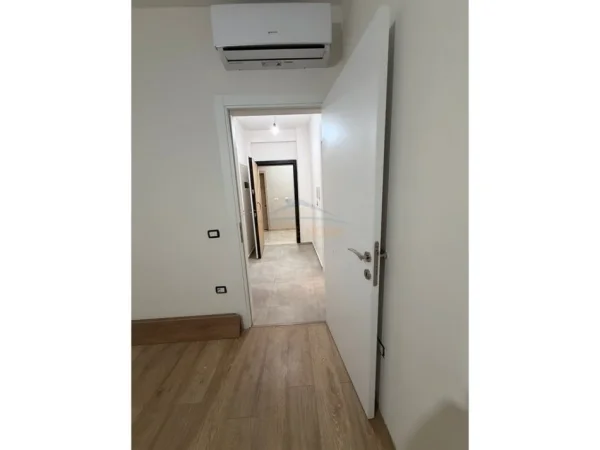 Tirane, jepet me qera apartament 1+1+Ballkon Kati 1, 67 m² 700 € (Komuna e Parisit, Tiranë)