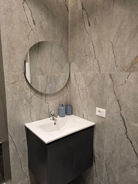 Tirane, jepet me qera garsonier  Kati 4,  400 € (Rruga Hoxha Tasin)