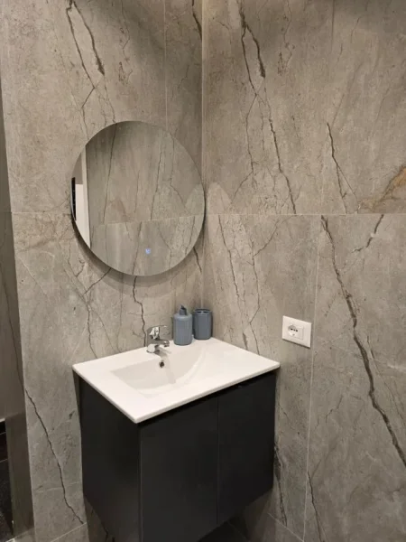 Tirane, jepet me qera garsonier  Kati 4,  400 € (Rruga Hoxha Tasin)