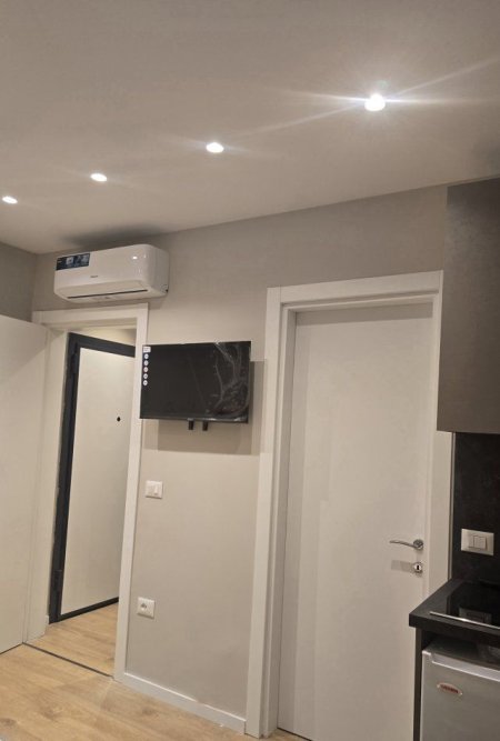 Tirane, jepet me qera garsonier  Kati 4,  400 € (Rruga Hoxha Tasin)