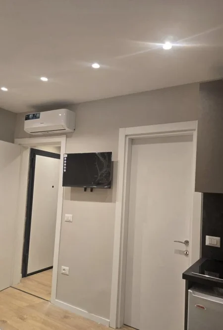 Tirane, jepet me qera garsonier  Kati 4,  400 € (Rruga Hoxha Tasin)