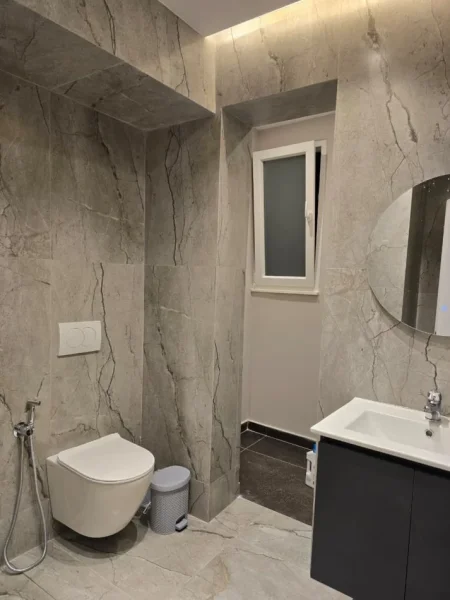 Tirane, jepet me qera garsonier  Kati 4,  400 € (Rruga Hoxha Tasin)