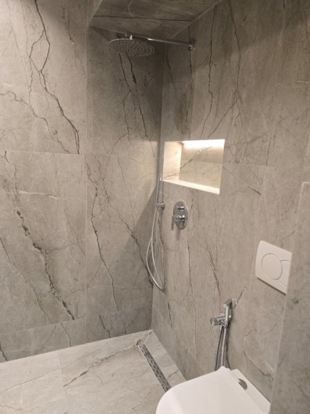 Tirane, jepet me qera garsonier  Kati 4,  400 € (Rruga Hoxha Tasin)