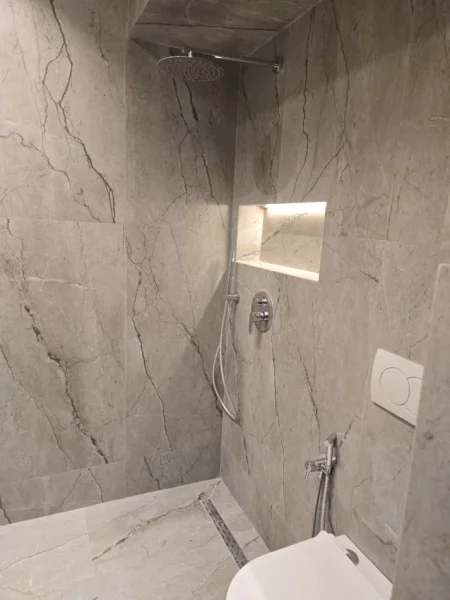 Tirane, jepet me qera garsonier  Kati 4,  400 € (Rruga Hoxha Tasin)