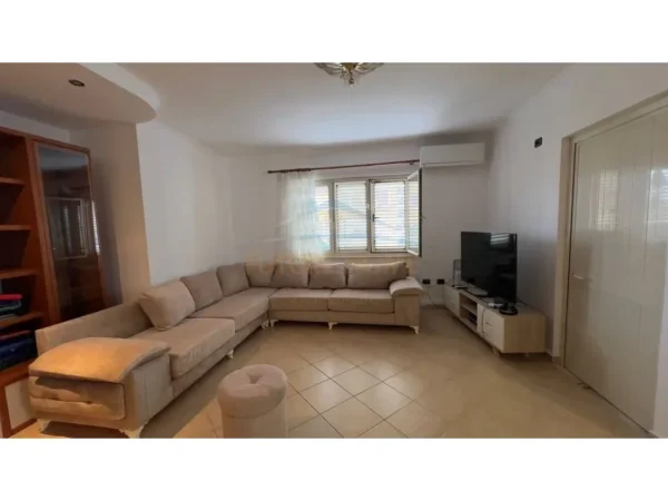 Tirane, jepet me qera apartament 2+1+Ballkon Kati 4, 128 m² 830 € (Liqeni Artificial, Tiranë.)
