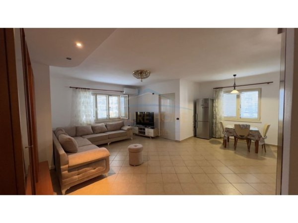 Tirane, jepet me qera apartament 2+1+Ballkon Kati 4, 128 m² 830 € (Liqeni Artificial, Tiranë.)