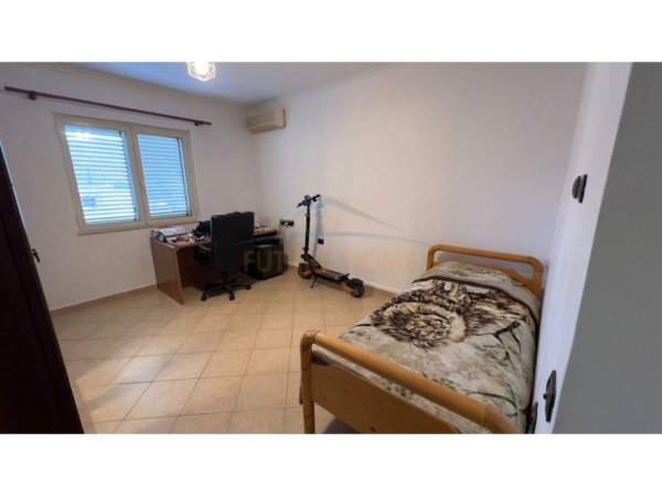 Tirane, jepet me qera apartament 2+1+Ballkon Kati 4, 128 m² 830 € (Liqeni Artificial, Tiranë.)