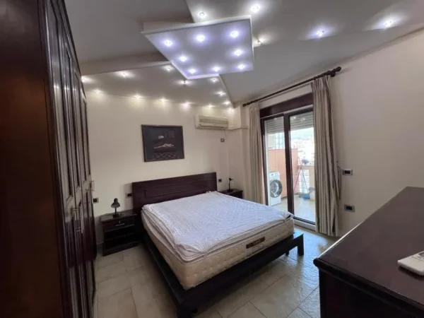 Tirane, jepet me qera apartament 3+1+Ballkon Kati 9, 100 m² 900 € (Bllok, Tiranë)