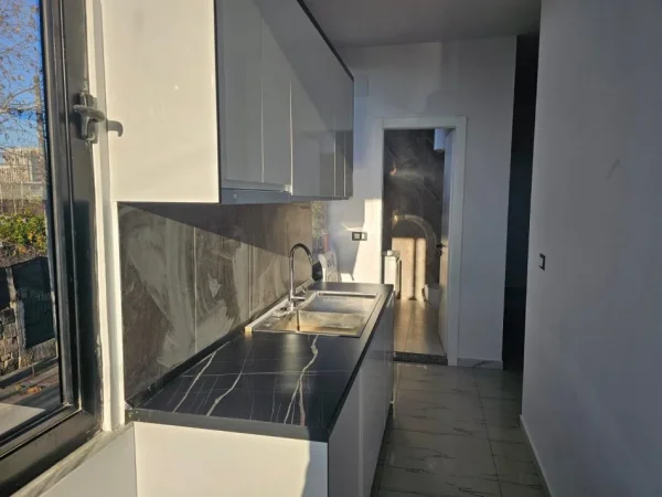 Tirane, jepet me qera apartament 1+1 Kati 2, 70 m² 350 € (Rruga Llazar Shapatini)