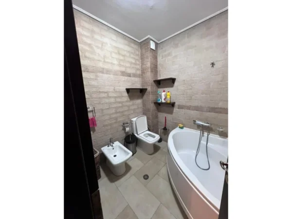 Tirane, jepet me qera apartament 3+1+Ballkon Kati 9, 100 m² 900 € (Bllok, Tiranë)