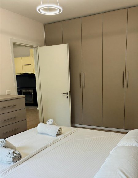 Tirane, jepet me qera apartament 1+1+Ballkon Kati 1, 70 m² 430 € (Rruga 5 Maj (tek Big Market))