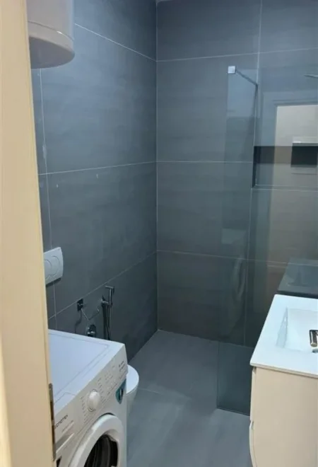 Tirane, jepet me qera apartament 1+1+Ballkon Kati 1, 70 m² 430 € (Rruga 5 Maj (tek Big Market))