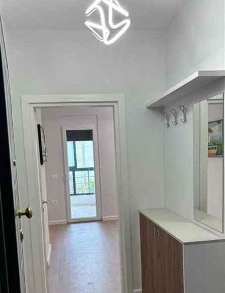 Tirane, jepet me qera apartament 1+1+Ballkon Kati 1, 70 m² 430 € (Rruga 5 Maj (tek Big Market))