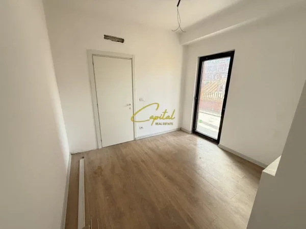 Tirane, jepet me qera zyre Kati 4, 117 m² 1.200 € (RRUGA E KAVAJES)
