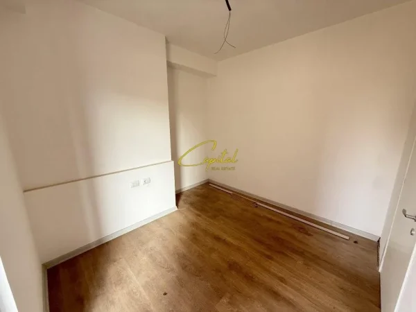 Tirane, jepet me qera zyre Kati 4, 117 m² 1.200 € (RRUGA E KAVAJES)