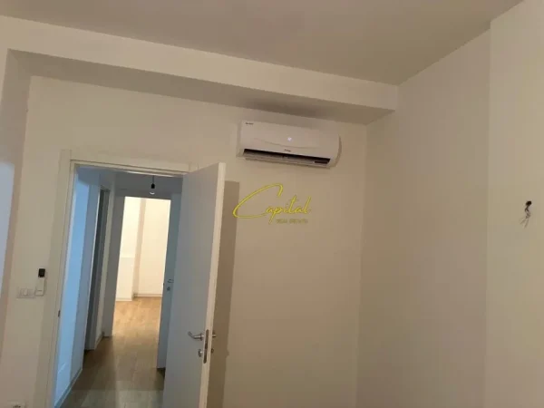 Tirane, jepet me qera zyre Kati 4, 117 m² 1.200 € (RRUGA E KAVAJES)