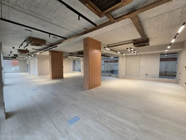 Tirane, jepet me qera ambjent biznesi , 428 m² 10.700 € (Kompleksi Deliorgji)