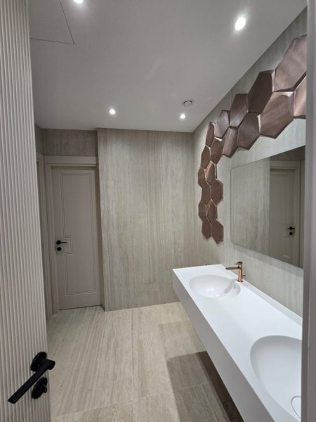 Tirane, jepet me qera ambjent biznesi , 428 m² 10.700 € (Kompleksi Deliorgji)