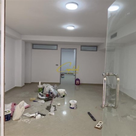 Tirane, jepet me qera magazine Kati 0, 60 m² 250 € (FRESKU)
