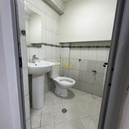 Tirane, jepet me qera magazine Kati 0, 60 m² 250 € (FRESKU)