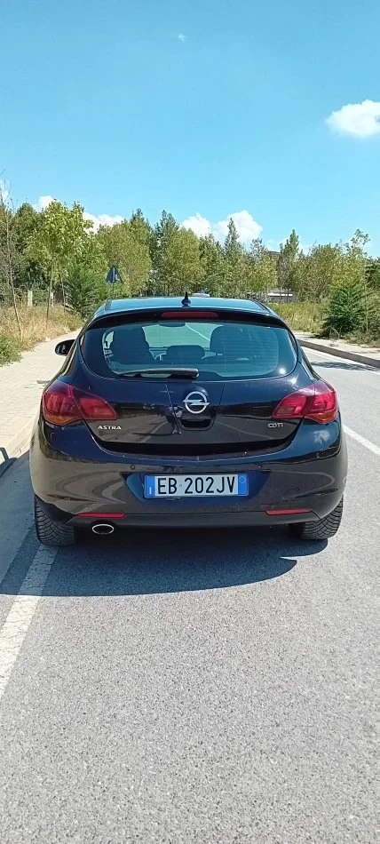 Tirane, shes makine opel astra j Nafte, e zeze manuale Kondicioner 140.000 km 5.000 €