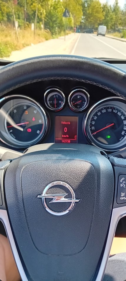 Tirane, shes makine opel astra j Nafte, e zeze manuale Kondicioner 140.000 km 5.800 €