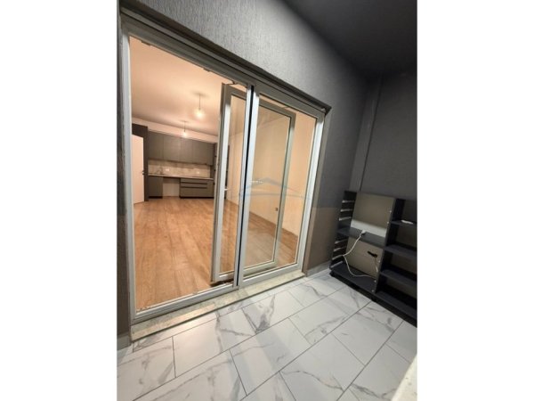 Tirane, jepet me qera apartament 1+1 Kati 1, 67 m² 700 € (KOMUNA E PARISIT)