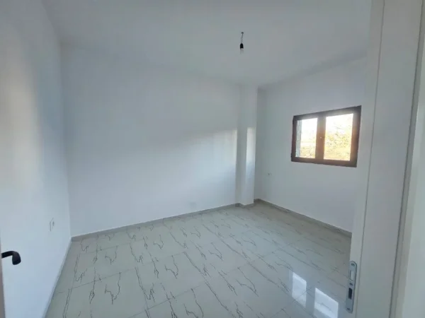 Tirane, jepet me qera apartament 1+1 Kati 2, 70 m² 350 € (Rruga Llazar Shapatini)