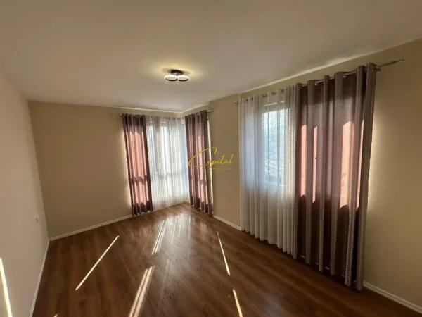 Tirane, jepet me qera zyre Kati 7, 90 m² 500 € (ASTIR)