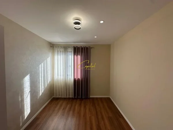 Tirane, jepet me qera zyre Kati 7, 90 m² 500 € (ASTIR)