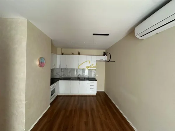 Tirane, jepet me qera zyre Kati 7, 90 m² 500 € (ASTIR)