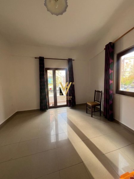 Tirane, jepet me qera zyre Kati 1, 180 m² 3.000 € (RRUGA E KAVAJES)