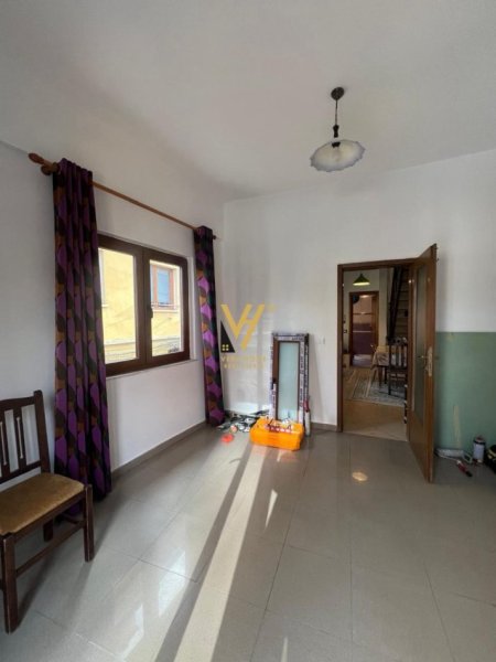 Tirane, jepet me qera zyre Kati 1, 180 m² 3.000 € (RRUGA E KAVAJES)