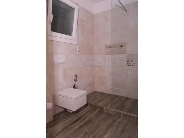 Tirane, jepet me qera apartament 3+1+Ballkon Kati 2, 155 m² 1.400 € (Long Hill Residence)