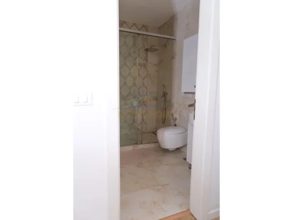 Tirane, jepet me qera apartament 3+1+Ballkon Kati 2, 155 m² 1.400 € (Long Hill Residence)