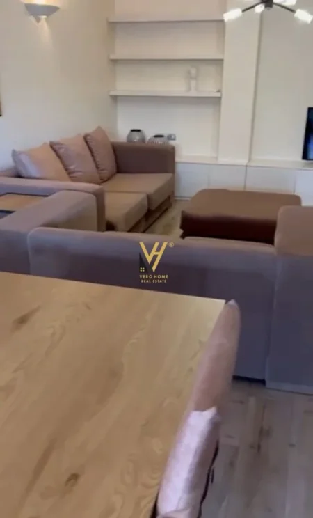 Tirane, jepet me qera apartament 2+1+Ballkon Kati 2, 120 m² 1.000 € (SHALLVARET)