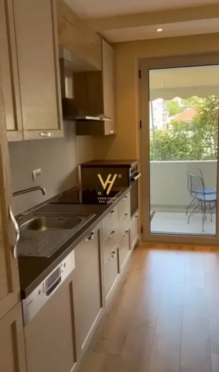 Tirane, jepet me qera apartament 2+1+Ballkon Kati 2, 120 m² 1.000 € (SHALLVARET)