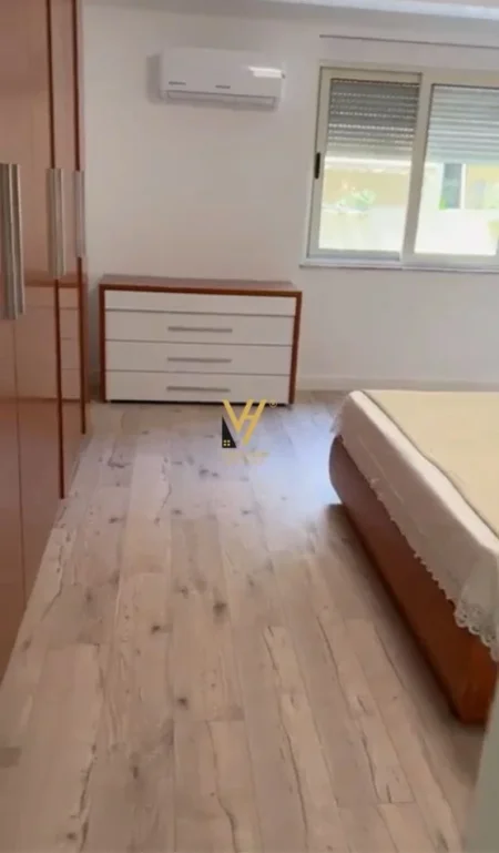 Tirane, jepet me qera apartament 2+1+Ballkon Kati 2, 120 m² 1.000 € (SHALLVARET)