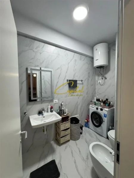 Tirane, jepet me qera apartament 1+1 Kati 3, 65 m² 400 € (ALI DEMI)