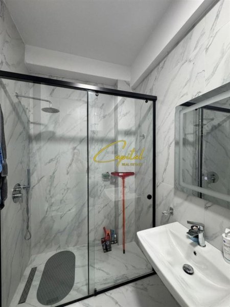 Tirane, jepet me qera apartament 1+1 Kati 3, 65 m² 400 € (ALI DEMI)