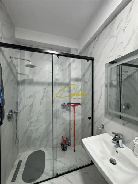 Tirane, jepet me qera apartament 1+1 Kati 3, 65 m² 400 € (ALI DEMI)